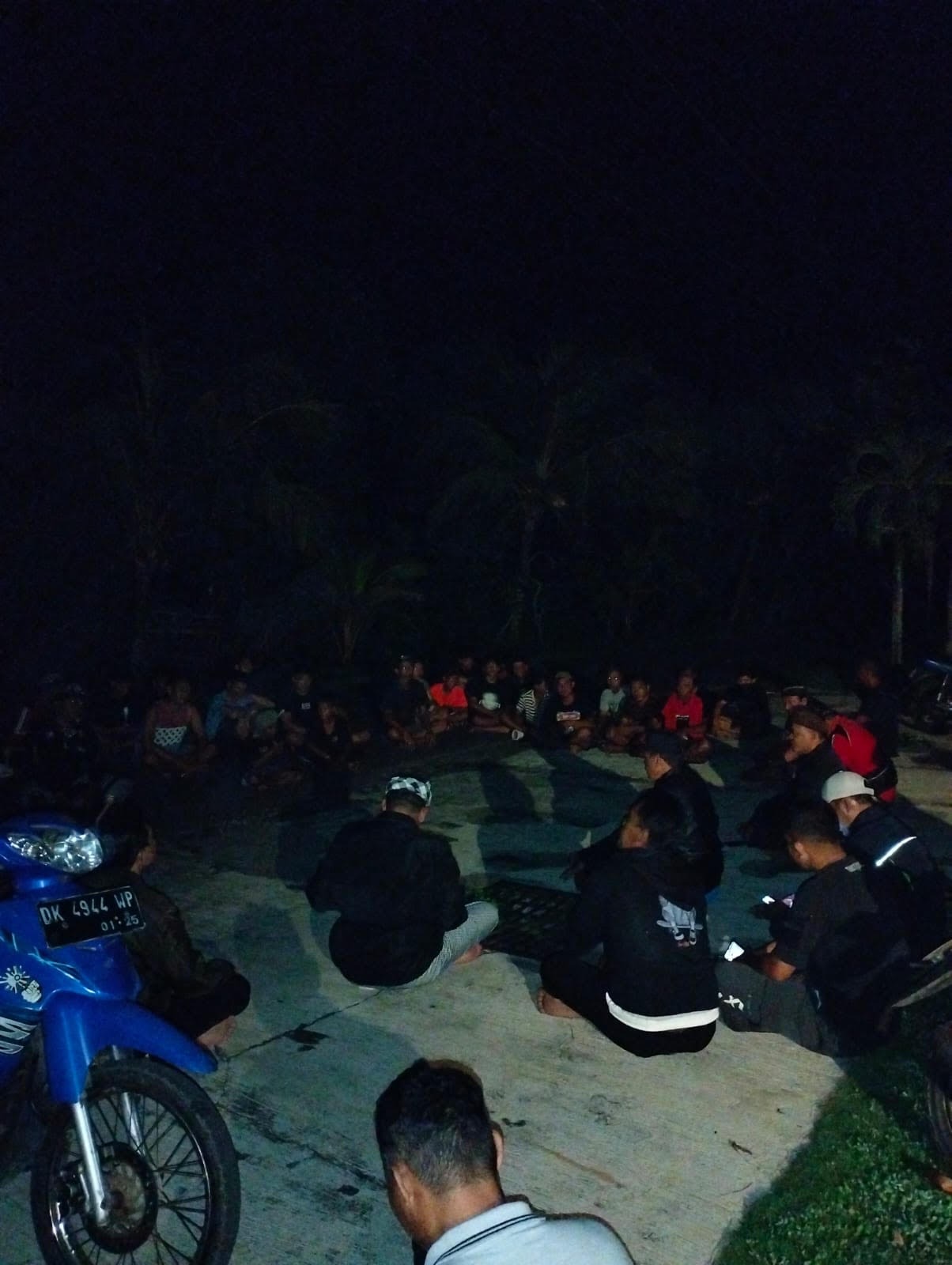 DIAMANKAN: Dua orang pemuda diamankan di Banjar Dangin Berawah, Desa Perancak, Jembrana, Senin (11/3), saat hari raya Nyepi.