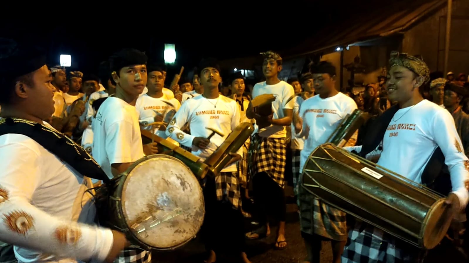 Penampilan sekaa teruna Banjar Nyawah saat Pangrupukan di Desa Adat Selulung, Kecamatan Kintamani, Kabupaten, Bangli, Bali, Minggu, 10 Maret 2024.