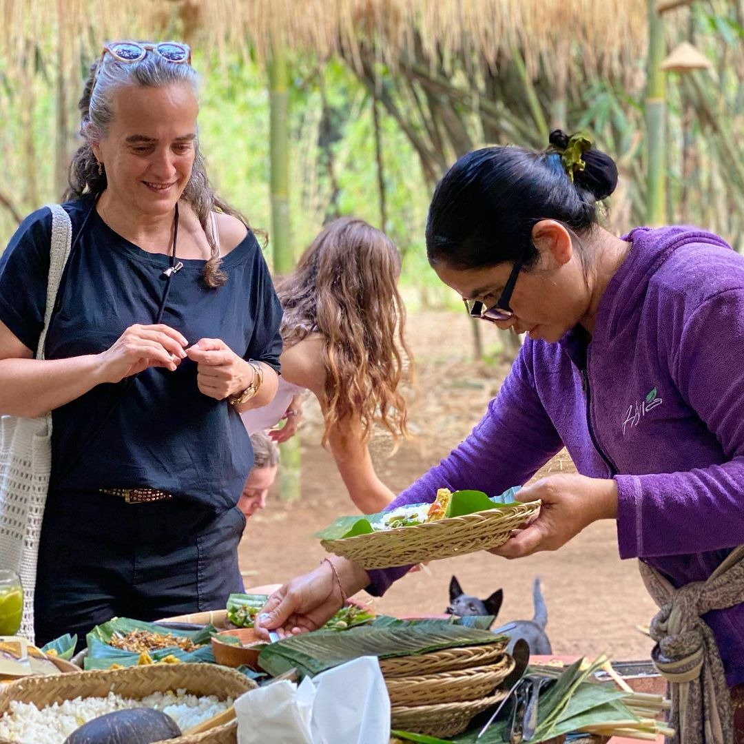 UNIK: Satu-satunya di dunia, tempat wisata kuliner di Bali gunakan uang dari bambu. Ada berbagai menu khas.
