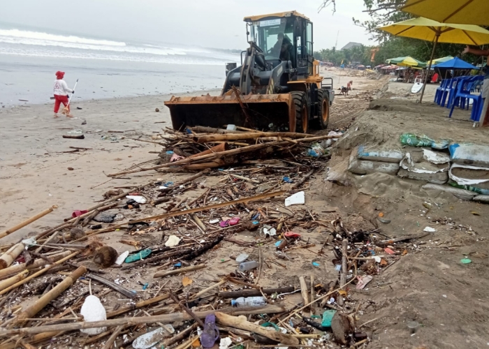 DITANGANI: Penamganan sampah kiriman di Pantai Legian dan Kuta, Rabu (13/3).