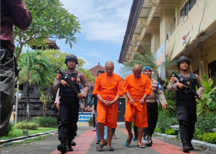 TERTUNDUK : Hartono (tersangka Nomor 072) hanya bisa tertunduk lesu saat kasusnya dibeberkan di Mapolresta Denpasar.