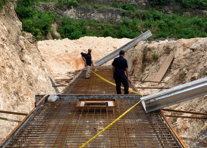 DIHENTIKAN: Satpol PP Badung memasang Pol PP Line di pembangunan vila, Desa Ungasan, Kuta Selatan, Rabu (13/3).
