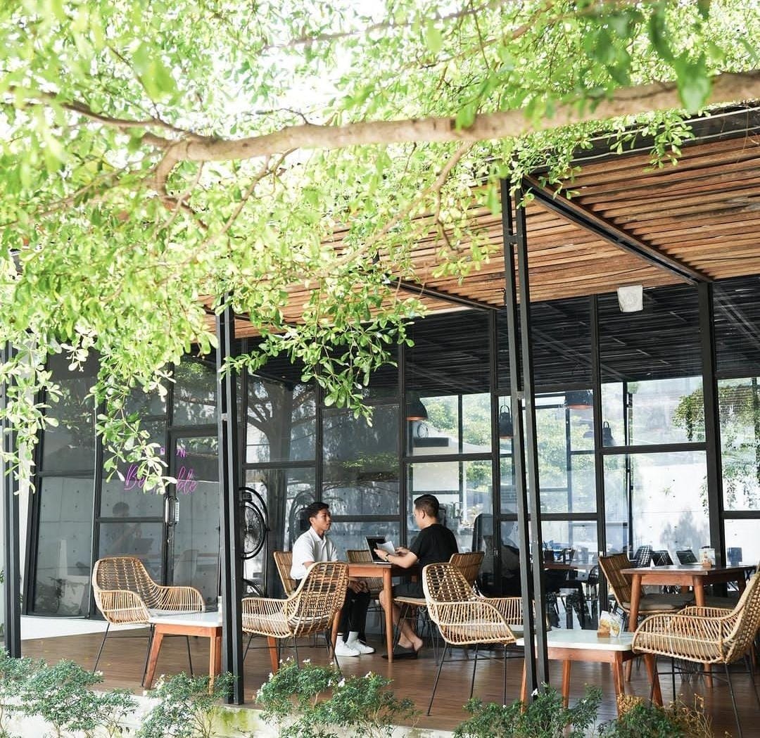 NONGKRONG: Tempat nongkrong cozy dengan hidangan yang lezat dan memanjakan lidah hanya ada di Flinders Caf&eacute;, Denpasar, Bali.