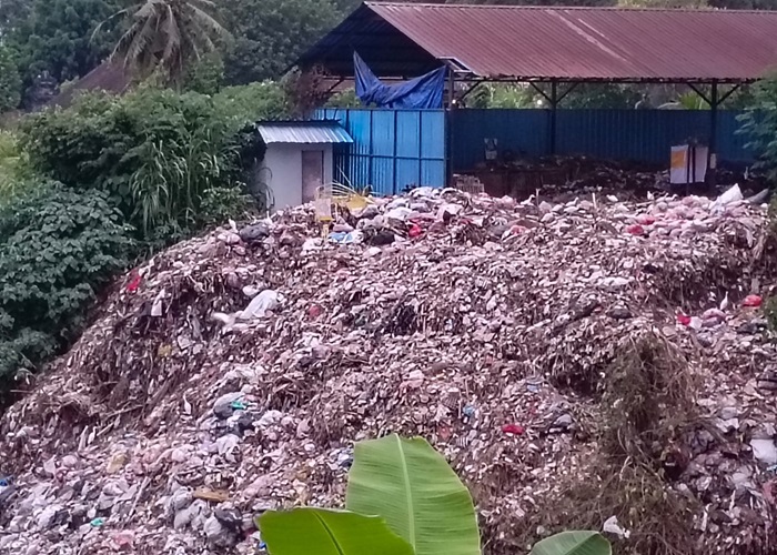 SAMPAH : Tumpukan sampah di pangkung yang ada di selatan SPBU Banjarangkan yang tidak enak dipandang.