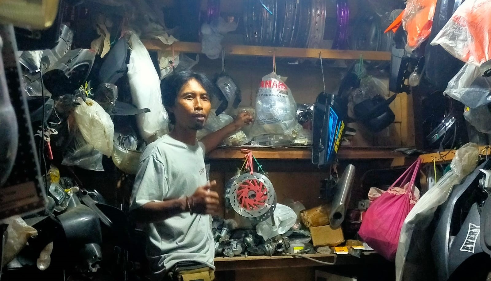 Ketua Klaster Usaha Sparepart Pasar Kereneng, Rosyidi menunjukkan barang dagangannya, Selasa, 5 Maret 2024.