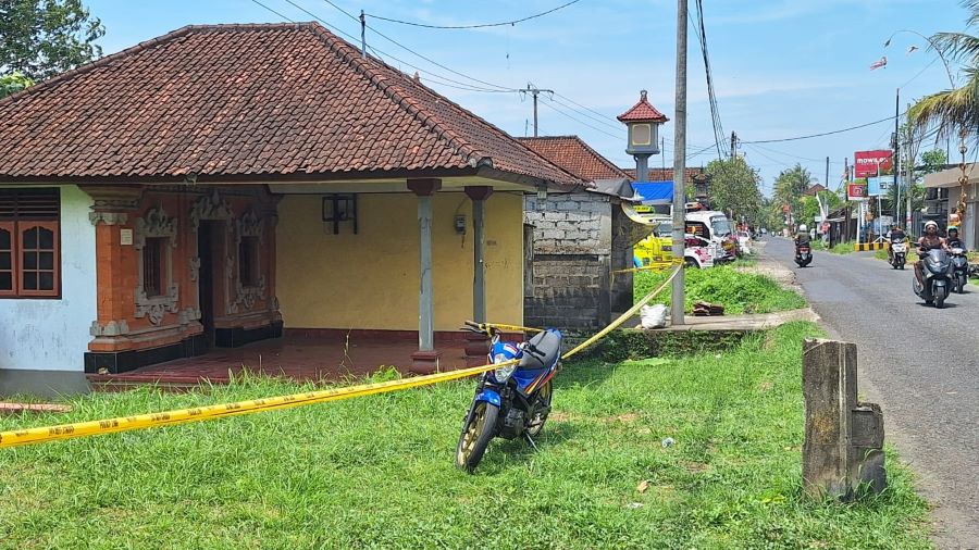 Sepeda motor korban penganiayaan di pinggir jalan Banjar Carik Padang, Desa Nyambu, Kecamatan Kediri, Kabupaten Tabanan, Bali terparkir dan dipasangi garis polisi, Rabu, 13 Maret 2024.