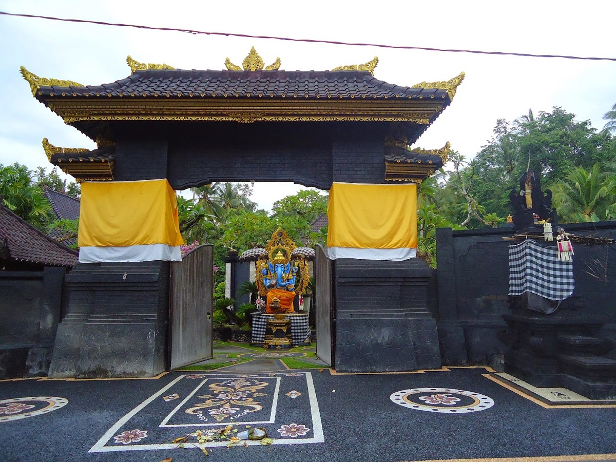 Pintu masuk pekarangan rumah di Bali