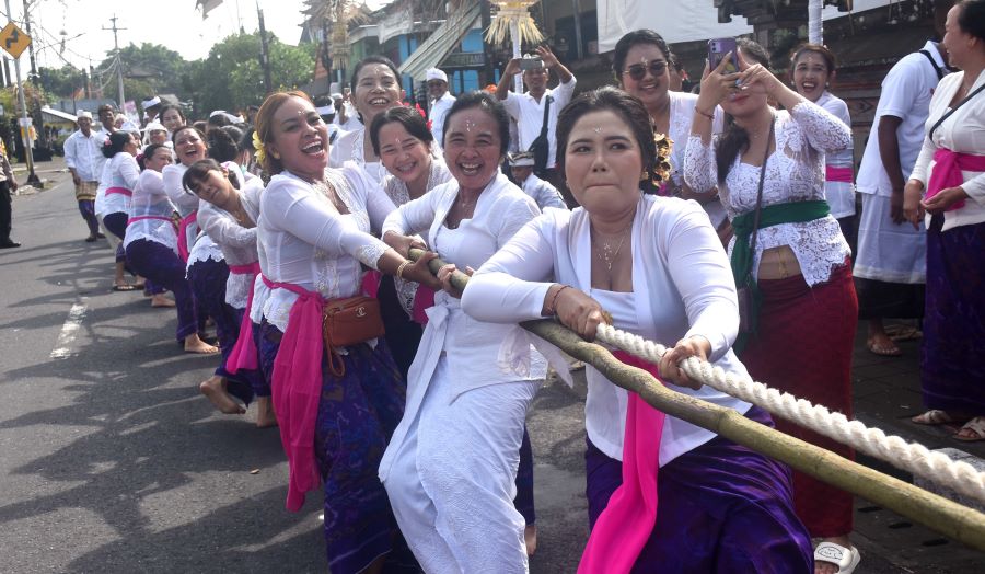 Tradisi Mbed-mbedan di Desa Adat Semate, Kecamatan Mengwi, Kabupaten Badung, Bali sehari setelah Nyepi, Selasa, 12 Maret 2024.