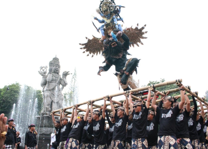 Parade ogoh-ogoh.