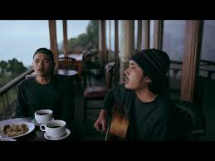 Guna Warma dan Man Angga (Nosstress) cover lagu Mejanji di Jalan dari De Alot dan Ayu Dwari