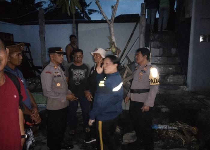 BRUTAL : Kondisi pasca pelaku membacok dua orang tetangganya dan membakar rumah kerabatnya, Rabu (13/3).