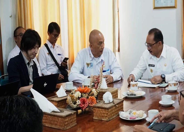 PENJAJAKAN : Pj Bupati Klungkung I Nyoman Jendrika menerima pemaparan teknologi pengolahan sampah menjadi energi terbarukan dari perusahaan asal Jepang, Japan Nus Co. Ltd., di ruang kerjanya.