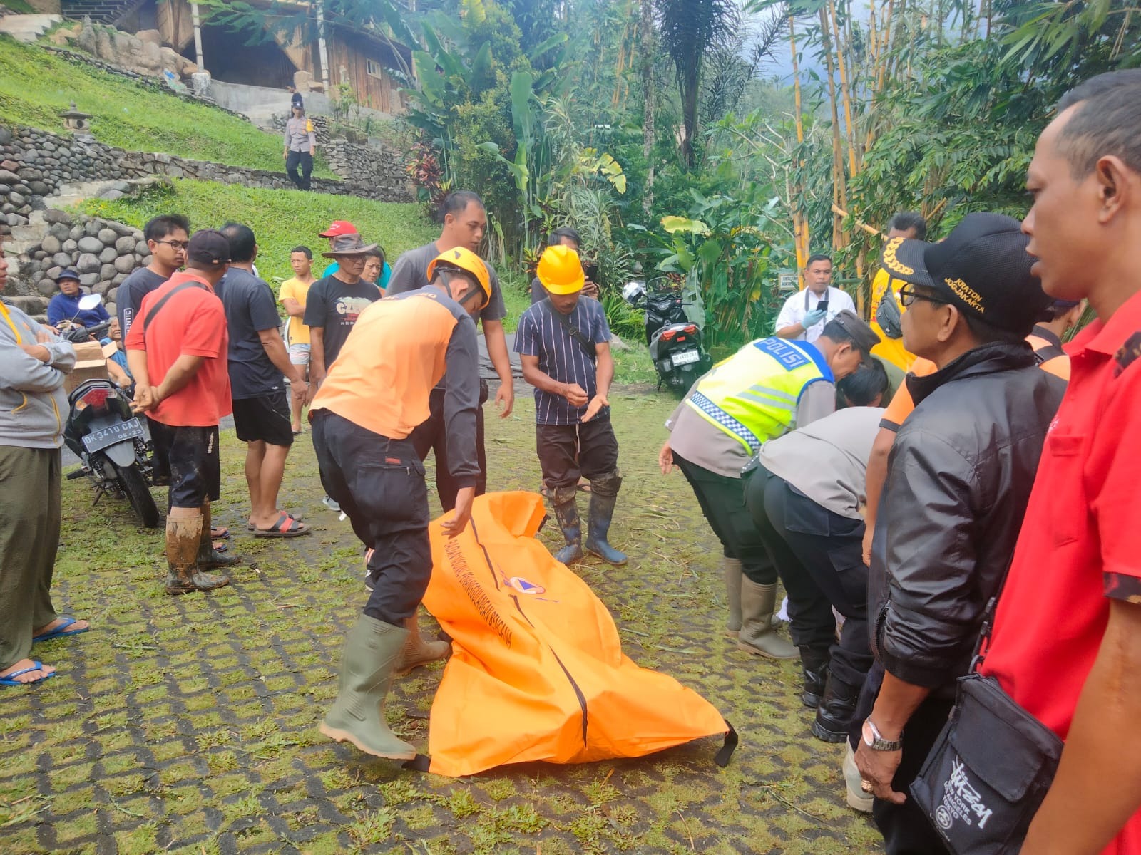 EVAKUASI: Petugas mengevakuasi dua WNA yang tertimbun longsor saat menginap di Villa Yeh Baat Jatiluwih Bali.