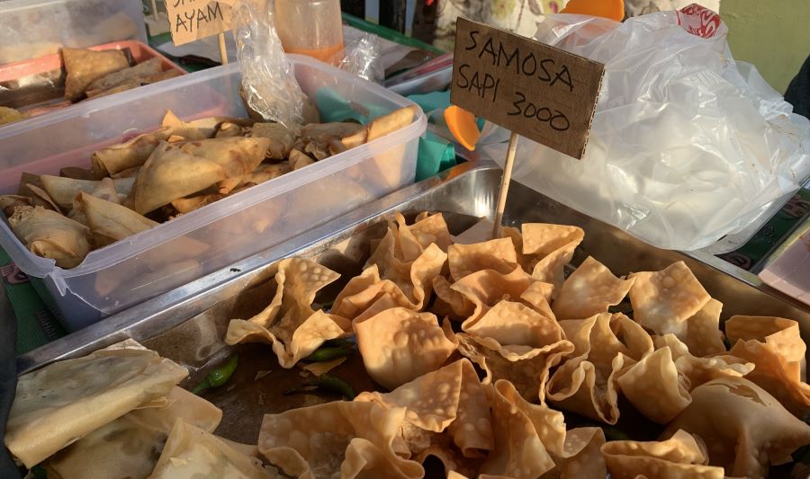 Tinggal pilih. Berbagai jenis gorengan ada di Pasar Ramadan Kampung Jawa