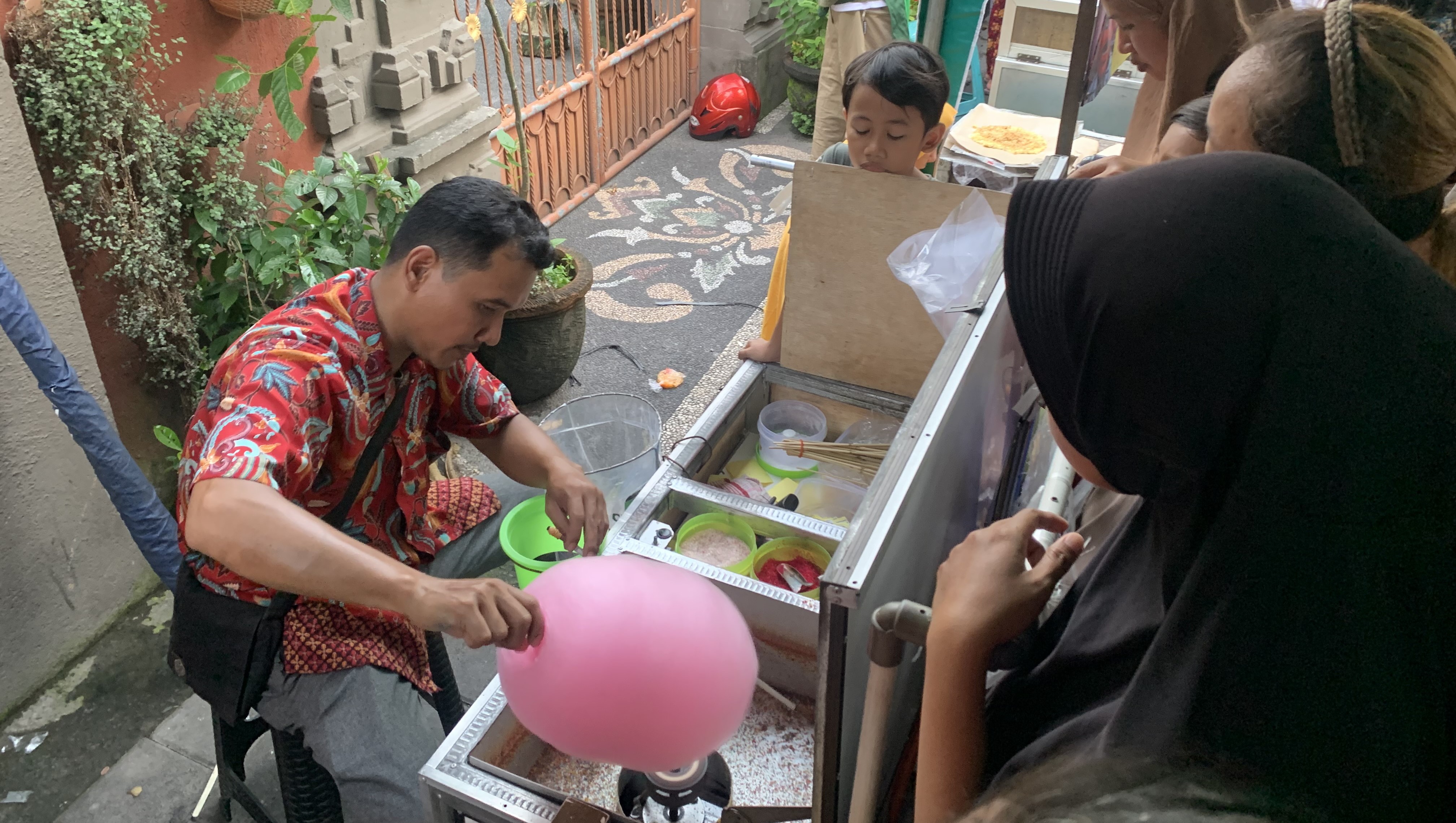 Gulali berbagai warna dengan bentuk lucu tersedia di Pasar Ramadan Kampung Jawa.