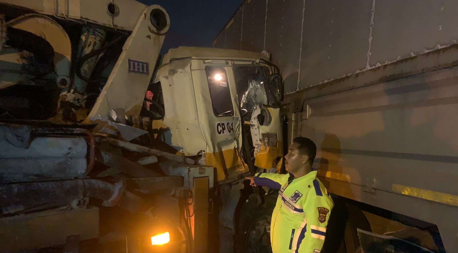 Bagian depan truk pompa beton ringsek akibat kecelakaan di Pertigaan Banjar Denkayu Delodan, Desa Werdibuana, Kecamatan Mengwi, Badung, Bali, Rabu 13 Maret 2024.