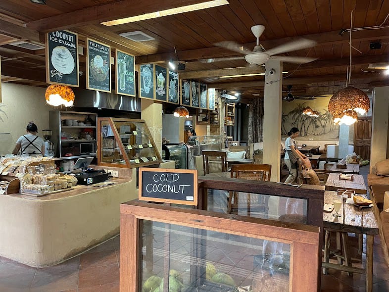SERBA KELAPA: Cafe shop ini terbilang unik karena menyajikan menu kuliner serba kelapa yang sudah buka tiga cabang.