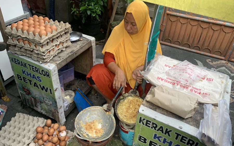 Pedagang di Pasar Ramadan Kampung Jawa tampak sibuk membuat kerak telor.