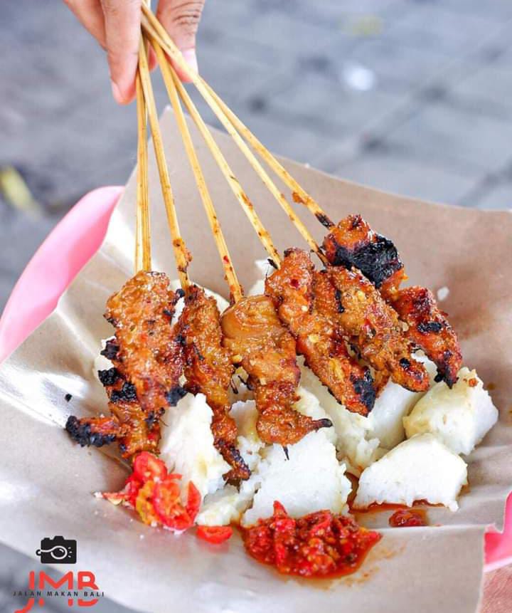 SATE: Sate babi di warung Bu Nyoman di Batubulan, Gianyar, Bali mengundang selera para turis. Destinasi kuliner ini lagi viral di media sosial.