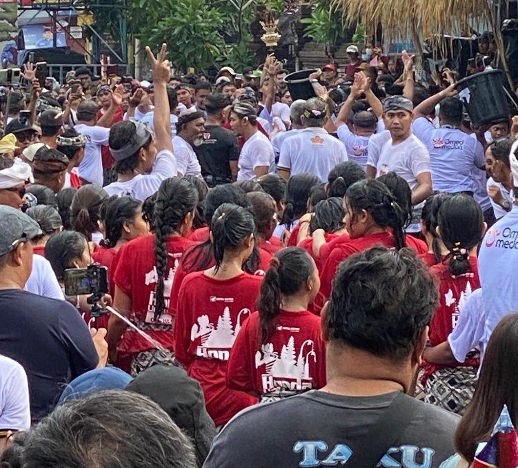 Astra Motor Bali kembali mensupport kegiatan pelestarian seni budaya omed-omedan