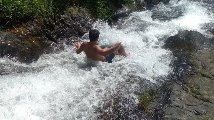 Wisatawan dapat menjajal perosotan alami di Lemukih Water Slide