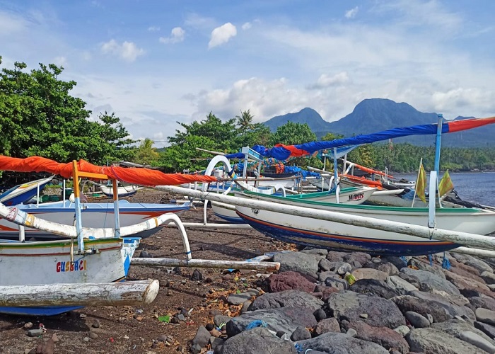 TAK MELAUT: Jukung sejumlah nelayan di Ujung Pesisi, Desa Tumbu, Karangasem memilih tidak melaut ditengah cuaca buruk belakangan ini.
