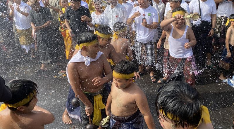 Pelaksanaan tradisi&nbsp;Siat&nbsp;Yeh di Banjar Teba, Desa Adat Jimbaran, Kecamatan Kuta Selatan, Kabupaten Badung, Bali, Selasa, 12 Maret 2024.