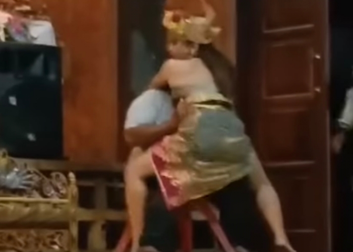 VIRAL: Viral video penari joged bumbung jaruh di sosial media.