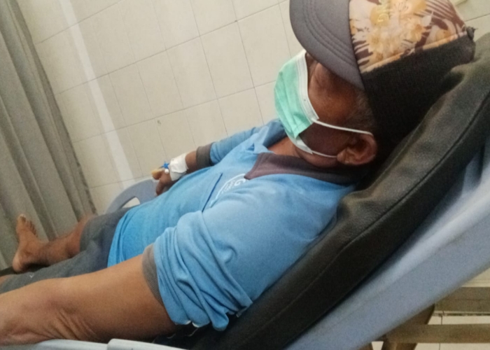 INSIDEN : Korban saat mendapatkan perawatan di rumah sakit.