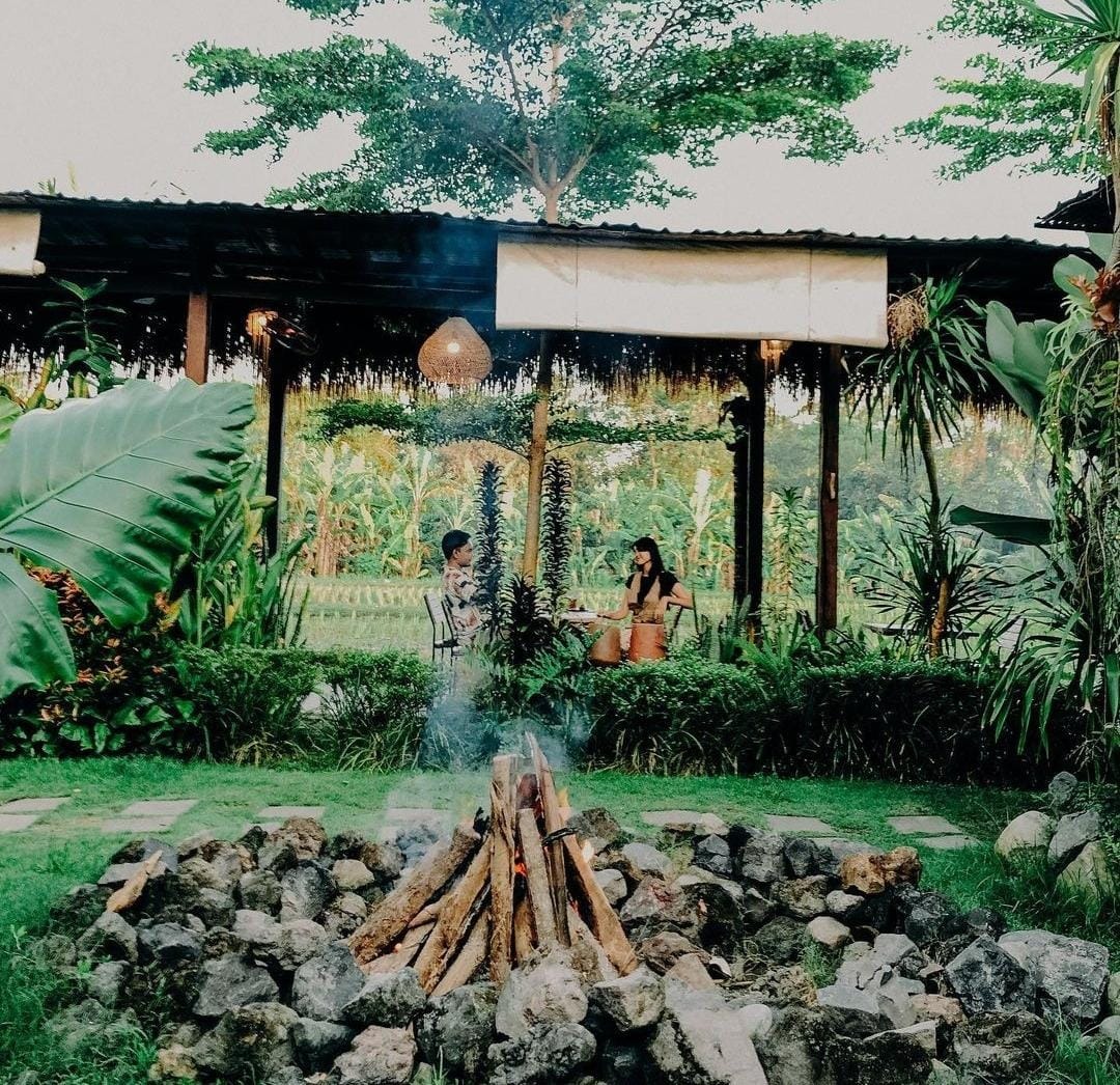 ADEM: Tempat kuliner Rumka Bali memiliki suasana adem ala Ubud Bali. Asik untuk nongkrong dan bikin api unggun.