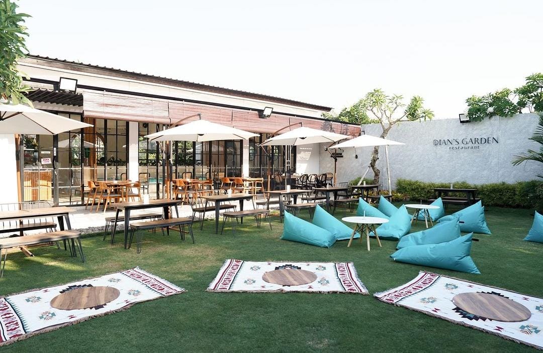 COZY: Ada restoran aesthetic dan cozy yang direkomendasi  untuk para pecinta kuliner. Namanya Dians Garden Bali terletak di Klungkung.