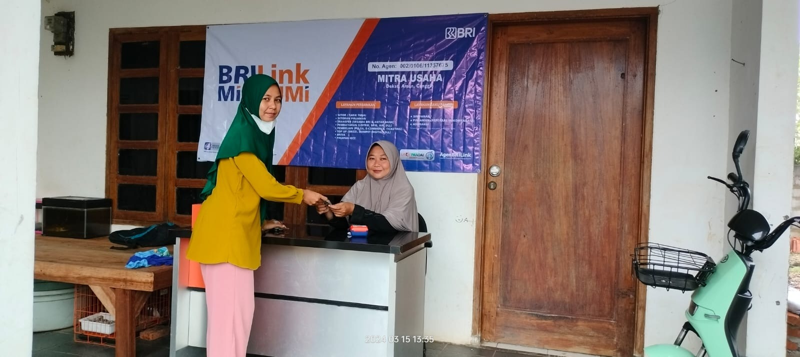 TAWARAN: Hj. Caryati mendapatkan tawaran menjadi Agen mitra UMi BRILink oleh salah satu mantri BRI di daerahnya.