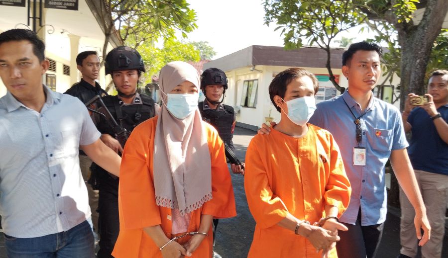 Sepasang suami istri (Pasutria) AI,33 dan MI,40 digiring di Mapolres Jembrana, Jumat, 15 Maret 2024. Mereka menipu warga Jembrana, Bali.