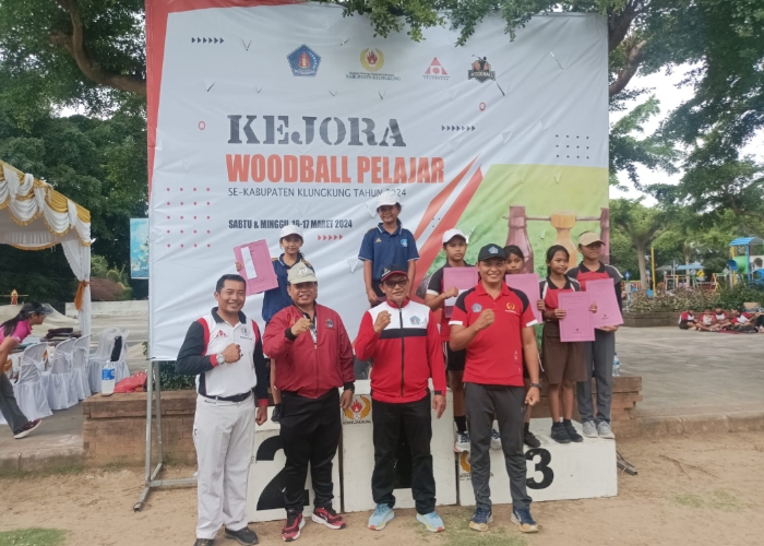 KEJUARAN : Penyerahaan piala kepada pemenang Kejora Woodball Klungkung Tahun 2024 di Alun-alun Ida I Dewa Agung Jambe, Minggu (17/3).