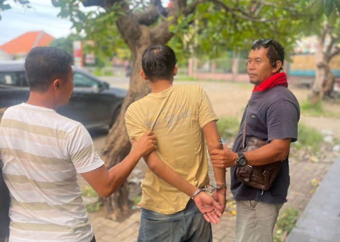 DITANGKAP : Polisi saat mengamankan pelaku.