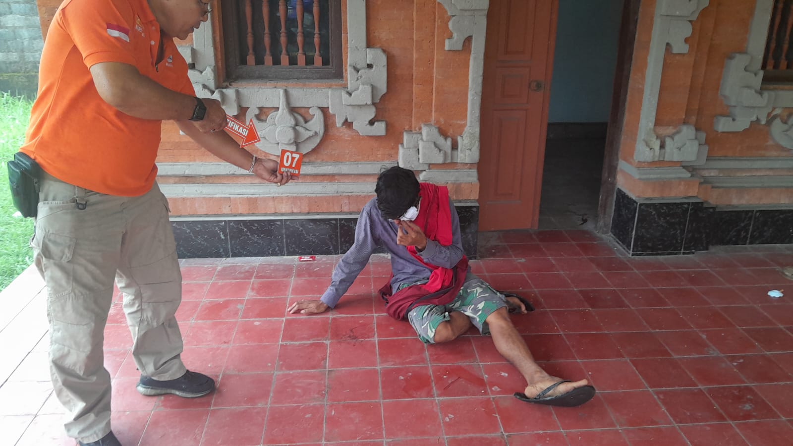 Rekonstruksi penganiayaan maut terhadap buruh bangunan asal Lombok di Bali.