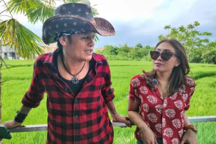 Made Bawa dan Tiari Bintang mengcover lagu Jaya Prana dan Layon Sari yang dipopulerkan oleh Nonok