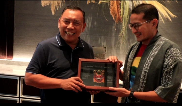 Bupati Jembrana I Nengah Tamba bersama Menteri Pariwisata dan Ekonomi Kreatif Sandiaga Salahuddin Uno, Sabtu (16/3).