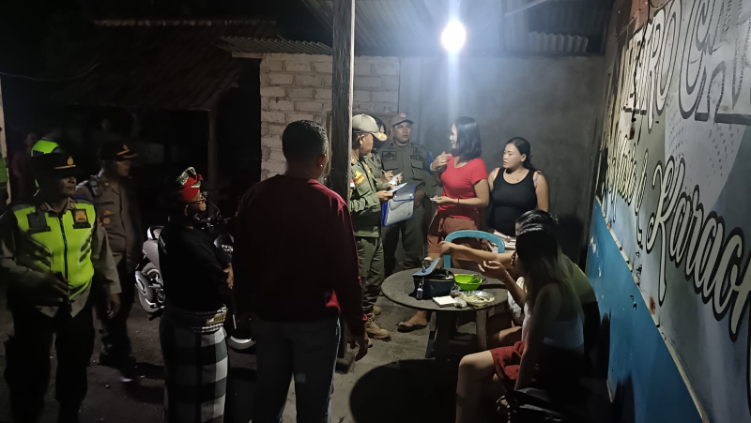 Petugas gabungan Satpol PP Kabupaten Jembrana bersama kepolisian Polres Jembrana saat sidak duktang di tempat hiburan malam di Desa Dlodberawah, Kecamatan Mendoyo, Jembrana, Sabtu (16/3).