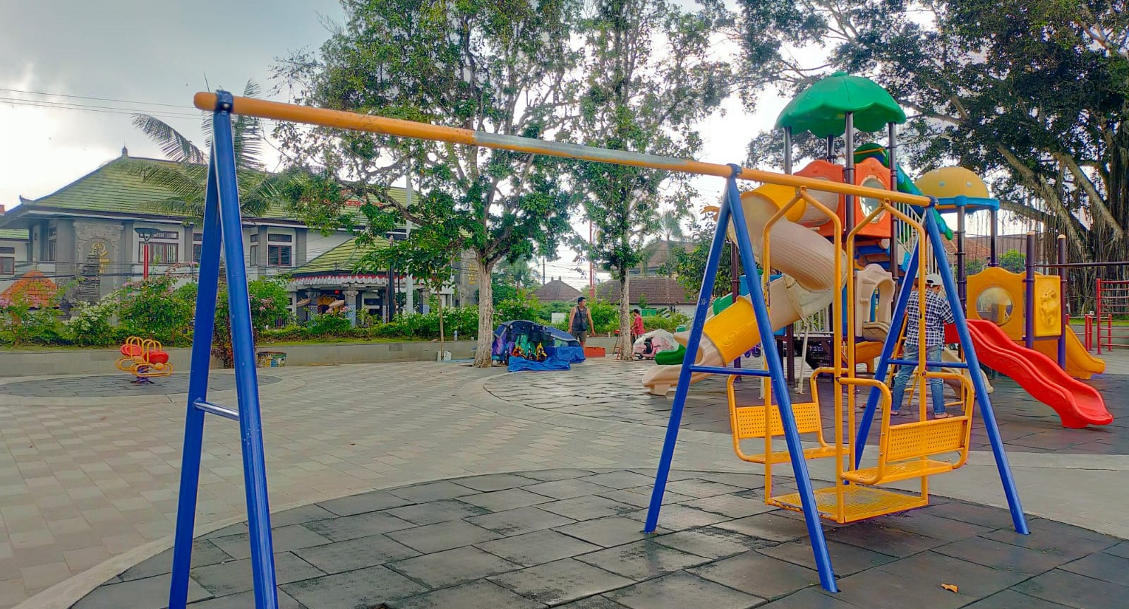 Fasilitas bermain berupa ayunan di Alun-Alun Bangli tinggal satu, karena ayunan lain sudah rusak.