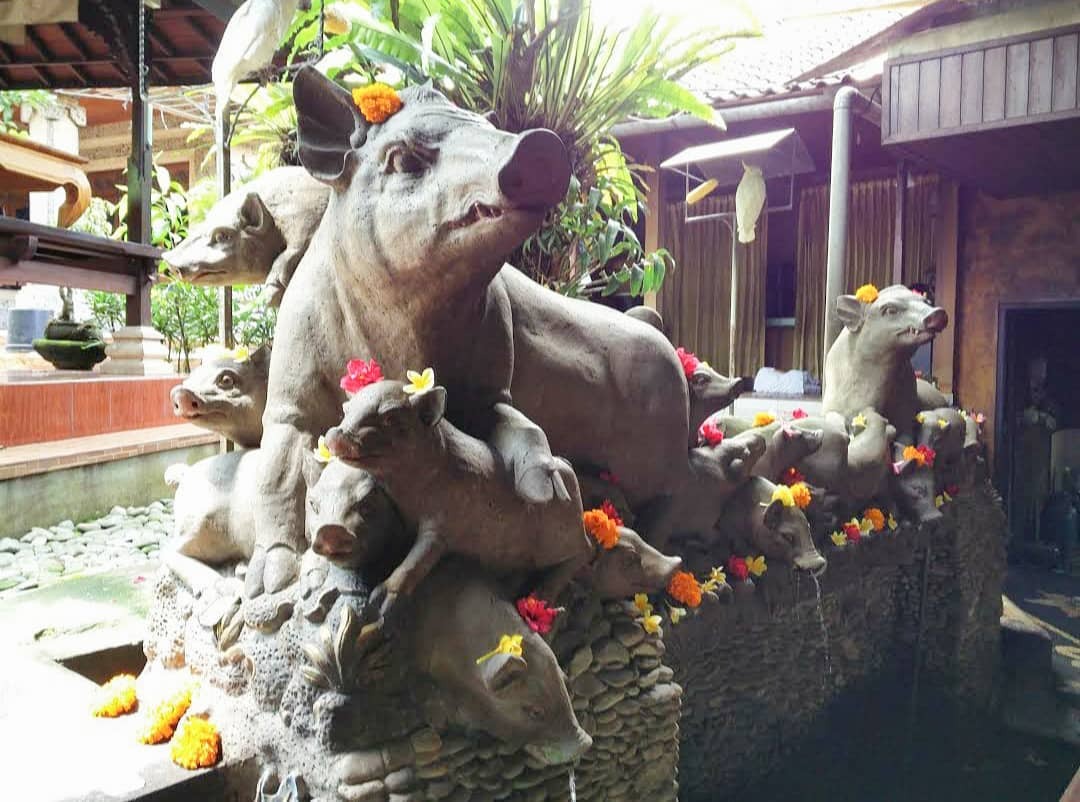 BABI GULING: Warung Babi Guling Bu Oka merupakan salah satu destinasi kuliner legendaries di Ubud Gianyar Bali dengan menu babi guling kriuk.