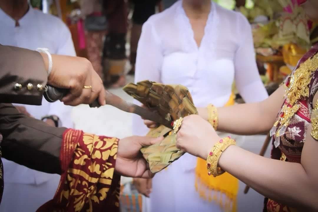 TUMPENG: Dalam tradisi perkawainan Hindu di Bali memakai sarana banten sebagai simbol kesetaraan gender.
