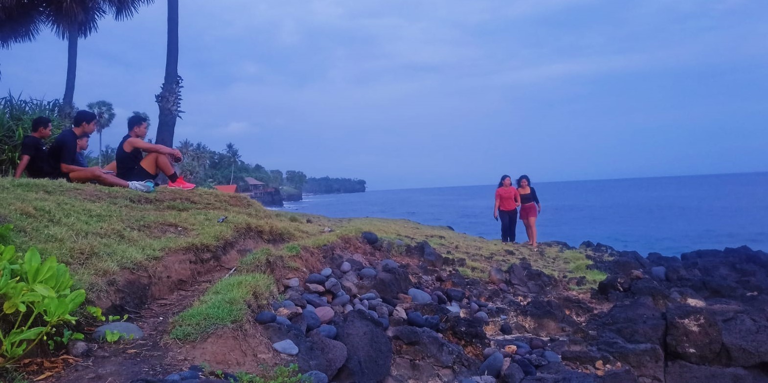 Para pemuda berkunjung ke Pantai Tanjung yang berada di Desa Seraya Barat, Kabupaten Karangasem, Bali.  &nbsp;