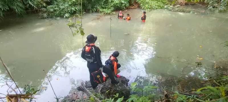 TERUS DICARI : Pencarian korban Ni Nyoman Mendri oleh tim gabungan. (juliadi/radar bali)