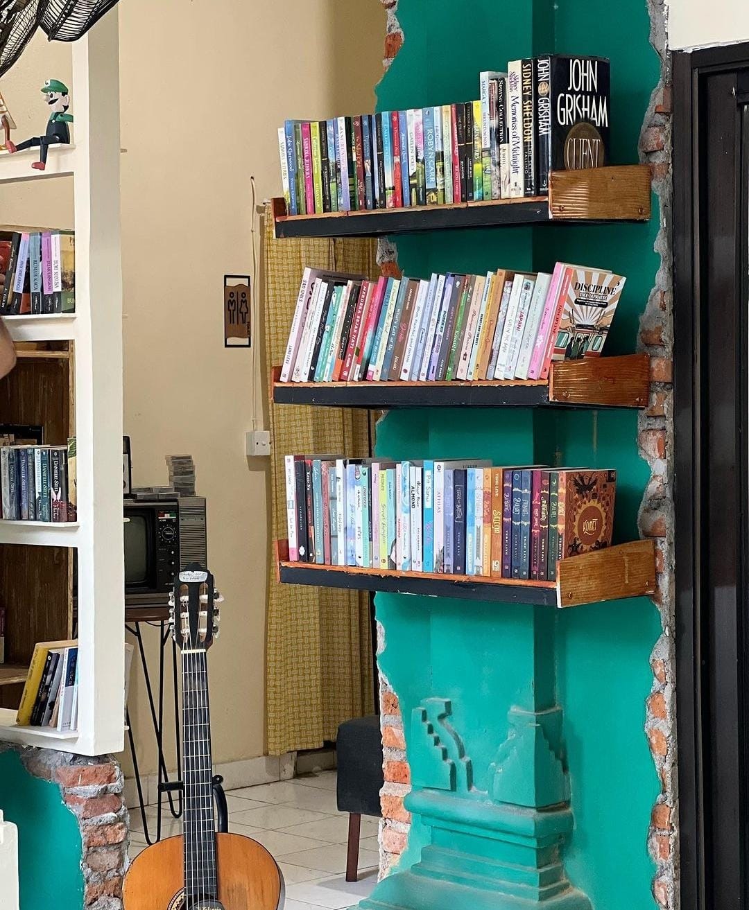 PECINTA BUKU: Sai Coffee and Creative Space yang ada di Denpasar Bali, tempat nongkrong para pecinta (kutu) buku dengan fasilitas mirip perpustakaan.