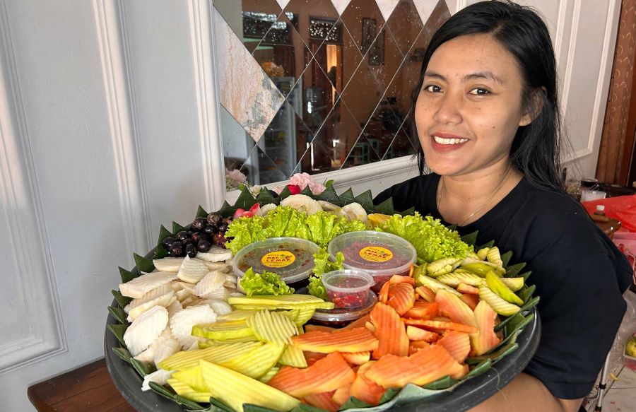 Rujak menjadi ladang bisnis warga Bali Made Kembariyani.
