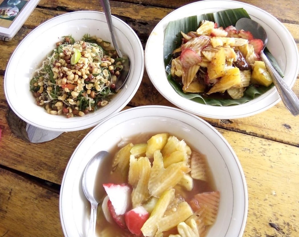 WARUNG SAWAH: Rujak Tepi Sawah adalah warung khas menu Bali yang berada di pinggir sawah kawasan utara Denpasar Bali.