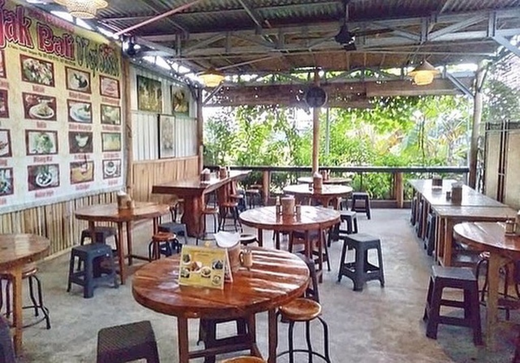 WARUNG SAWAH: Rujak Tepi Sawah adalah warung khas menu Bali yang berada di pinggir sawah kawasan utara Denpasar Bali.