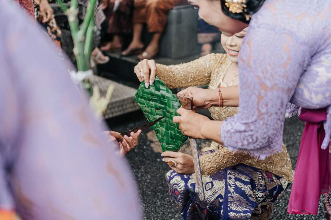 SIMBOL: Upacara perkawinan Hindu di Bali memakai berbagai sarana sebagai simbol, di antaranya rantasan, tipat bantal hingga keris.