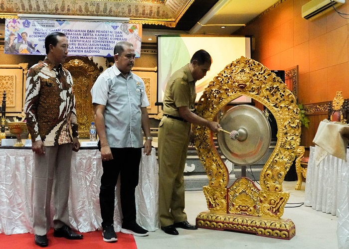 DIKLAT: Diskop UKMP Badung saat menggelar diklat uji settifikasi dan kompetensi bagi SDM koperasi di Hotel Made Bali, Kelurahan Sempidi, Mengwi, Senin (18/3).